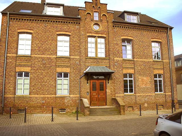 Wohnen im Denkmal: 2 Zimmer Lehrerwohnung in der AHL SCHULL