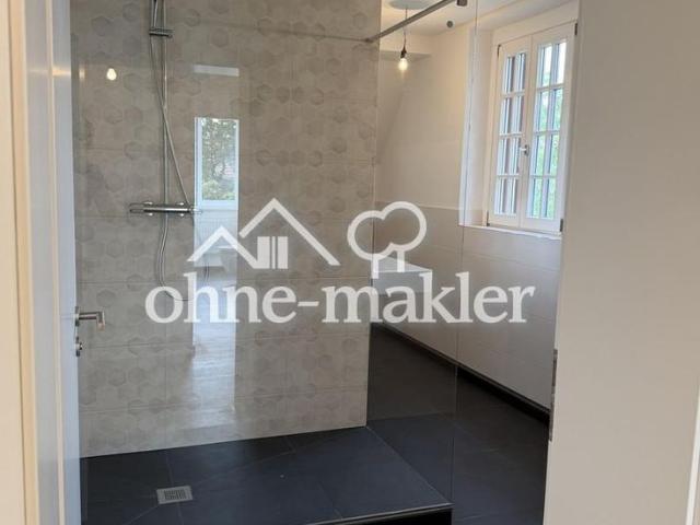 Wohnen im Denkmal: frisch sanierte 143 m² Dachgeschosswohnung mit Haus im Haus Charakter