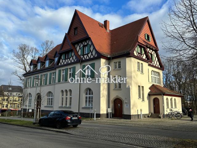Wohnen im Denkmal: frisch sanierte 143 m² Dachgeschosswohnung mit Haus im Haus Charakter