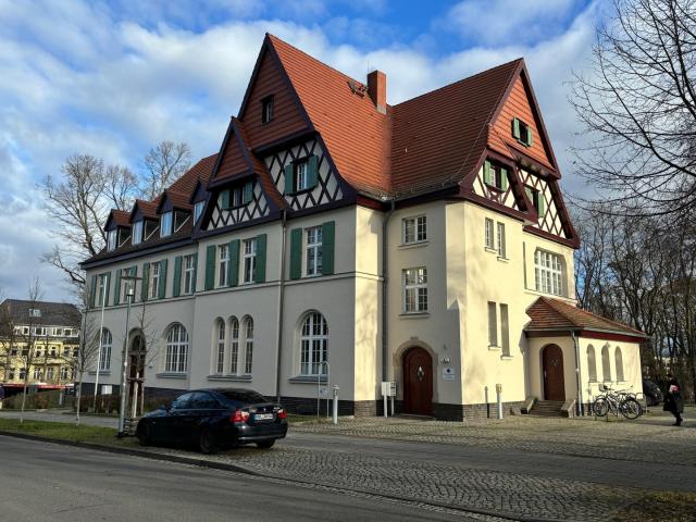 Wohnen im Denkmal: frisch sanierte 143 m² Dachgeschosswohnung mit Haus im Haus Charakter