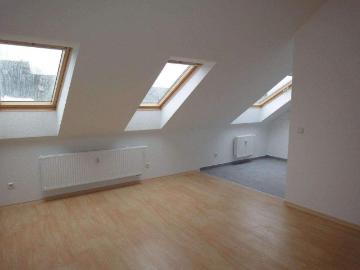 Wohnen im DG frei ab 1.6. Moderne Ausstattung + sonniger Balkon