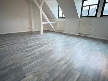 Wohnen im DG KÃ¼che mit Fenster + Bad mit Wanne