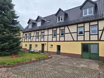 Wohnen im Dreiseitenhof: 2 Zimmer Wohnung mit Einbauküche, ruhige Wohnlage in Hirschfeld Reinsberg