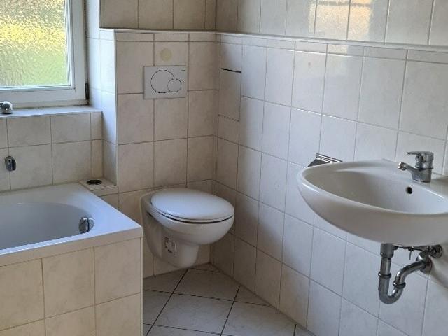 Wohnen im Dreiseitenhof: 2 Zimmer Wohnung mit Einbauküche, ruhige Wohnlage in Hirschfeld Reinsberg