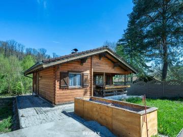 „Wohnen im Einklang mit der Natur – Stilvolles Holzhaus in traumhafter Ruhelage auf unverbaubarem Grundstück“