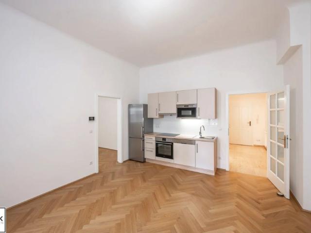 Wohnen im Ersten! Stilvoll sanierte Altbauwohnung für Singles & Pärchen in bester Innenstadtlage – ab sofort