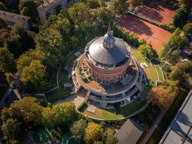 Wohnen im Kieler Wasserturm Bezugsfreie 2 Zimmerwohnung mit großer Terrasse & Garten