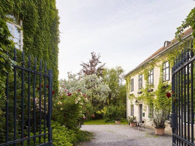 Wohnen im Schlossgarten | Historisches Biedermeier Stöckl mit großzügigem Privatgarten & exklusivem Badeteich