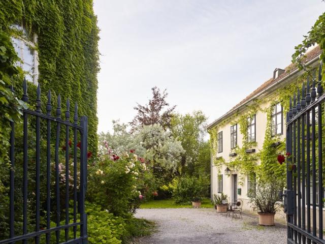 Wohnen im Schlossgarten | Historisches Biedermeier Stöckl mit Großzügigem Privatgarten & Exklusivem Badeteich