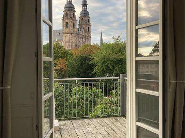 Wohnen im Palais mit direktem Domblick am Dahliengarten