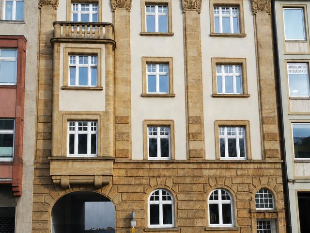 WOHNEN IM ZENTRUM* 3,5 ZIMMER ALTBAU WOHNUNG MIT CHARM