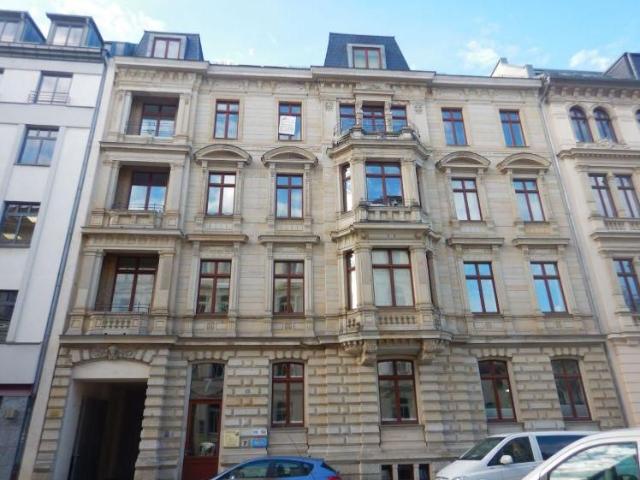 Frisch renoviert! Wohnen im Zentrum von Leipzig Großzügige Single Wohnung im DG mit Aufzug!