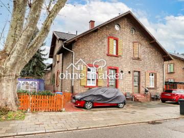 Wohnen in Bestlage: Stilvolle Doppelhaushälfte in der BASF Kolonie