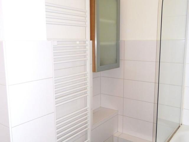 Wohnen in der Altstadt. Schöne 2 Raum Wohnung in Hochparterre mit Wanne, Balkon und Einbauküche