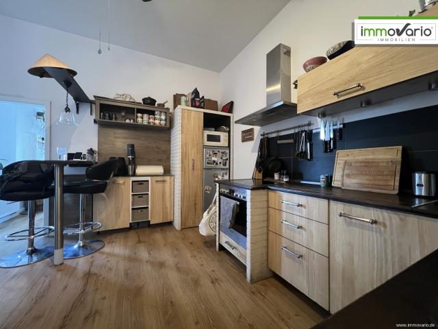 Wohnen in der Altstadt. Schöne 2 Raum Wohnung in Hochparterre mit Wanne, Balkon und Einbauküche