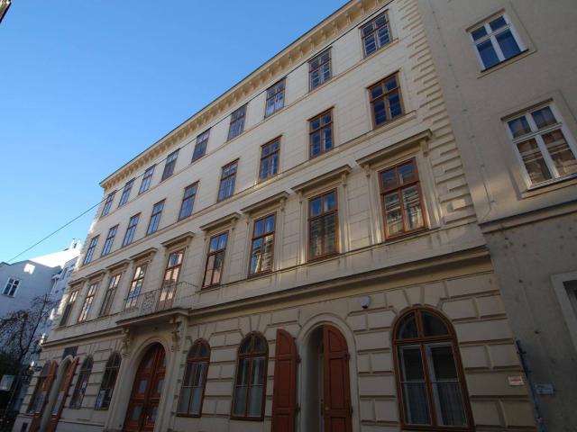 Wohnen in einem toprenovierten Spätbiedermeierhaus. Traumhafte 2 Zimmeraltbauwohnung in zentraler Ruhelage Mariahilfs mit Terrassenmitbenützung