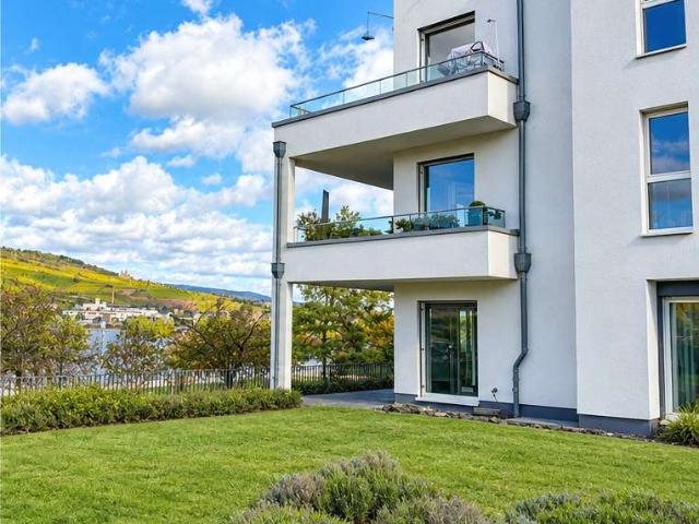 Wohnen in erster Reihe am Rhein – 3 Zimmer, lichtdurchflutet mit großem Garten, TG und Küche!