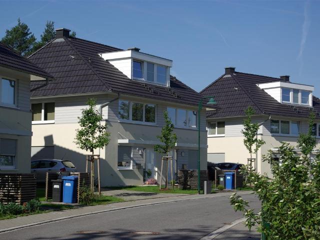 Wohnen in Kleinmachnow Doppelhaushälfte mit 4 Zimmern, Garten und Dachstudio