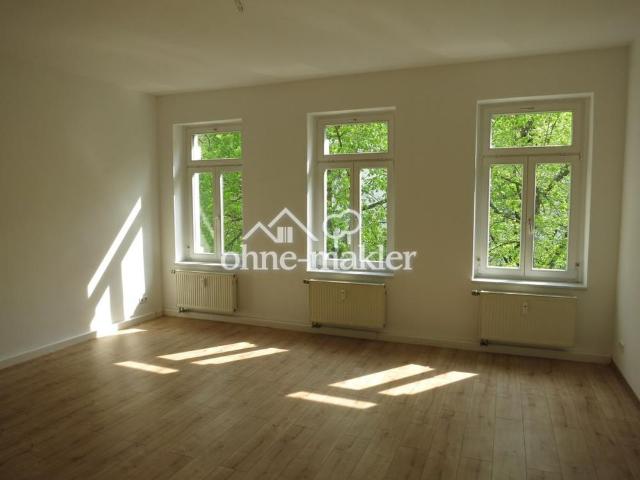 Wohnen in SCHLEUßIG: 2 Zimmer Wohnung mit großem Balkon, Landhausdiele und Hofgarten