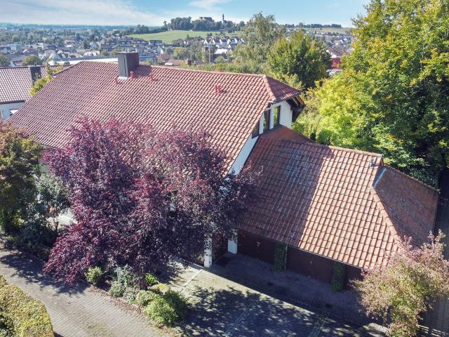 Wohnen in Ruhe und Großzügigkeit mit tollem Weitblick auf das Erbacher Schloss