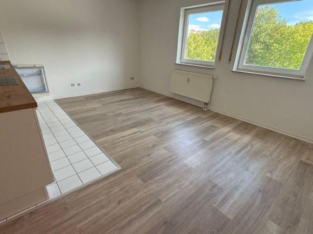Wohnen in Uni Nähe ! 3.OG Bad mit Dusche + inkl. EBK !