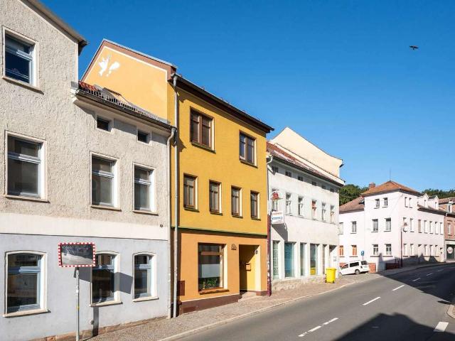 Wohnen oben, Mieteinnahme unten: Stadthaus mit vermieteter Gewerbeeinheit in Stadtroda