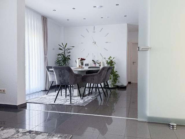 Wohnen oder wieder teilen: 3,5 Zimmer Wohnung aus ursprünglich 2 separaten Einheiten mit Terrasse