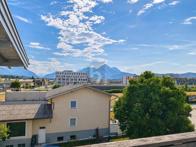 Wohnen oder Büro: Hochwertige Fläche mit Herrlichem Bergblick Richtung Untersberg