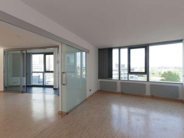 Wohnen mal anders: 3 Zimmer Wohnung mit neuer Einbauküche & Wintergarten