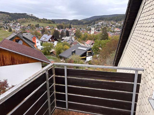 Wohnen mit Ausblick – moderne 4 Zimmer Dachgeschosswohnung mit Balkon in Lenzkirch
