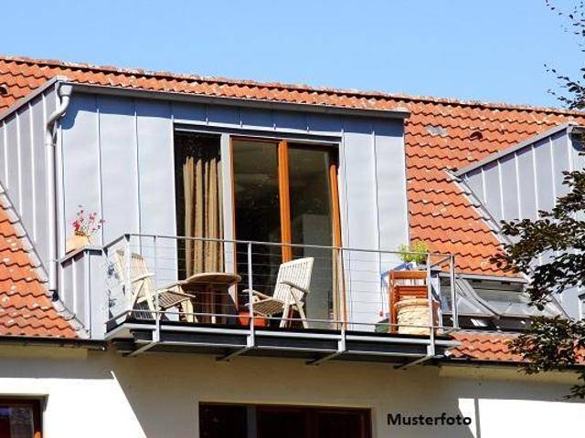 Wohnen mit Ausblick: Großzügige 3 Zimmer Dachgeschosswohnung mit Loggia