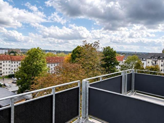 ! Wohnen mit Ausblick ! Helle 3 Zimmer Wohnung mit Einbauküche, Tageslichtbad und XXL Balkon