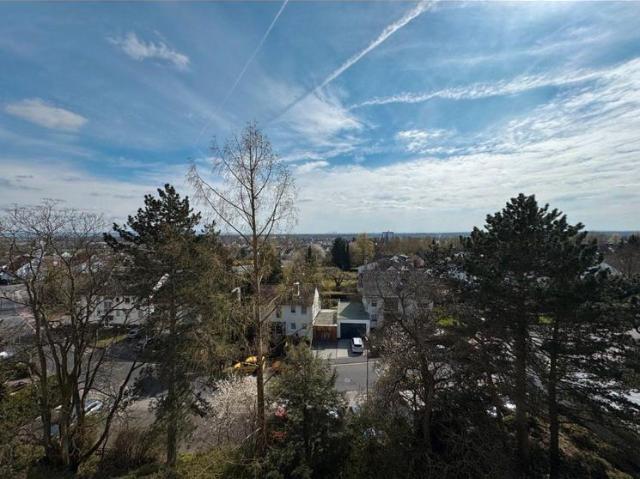 Wohnen mit Aussicht – Modernisierte 3 Zimmer Wohnung mit Westbalk