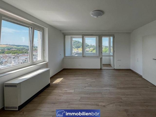 Wohnen mit Aussicht: Helle 2 Zimmer Wohnung im 7. Stock mit Fernblick