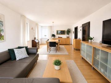 Wohnen mit Aussicht – Stilvolle 4,5 Zimmer Dachgeschosswohnung in begehrter Ruhelage von Hard
