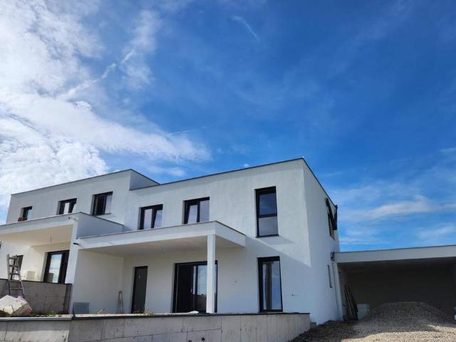 Wohnen mit Aussicht und eigenem Pool ! NEU GEBAUTE DOPPELHAUSHÄLFTE