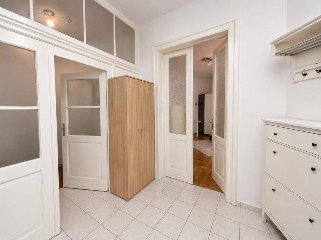 WOHNEN mit ALTBAUFLAIR | 2 Zimmer | ca. 53 m² | Einbauküche | Zentrale Lage