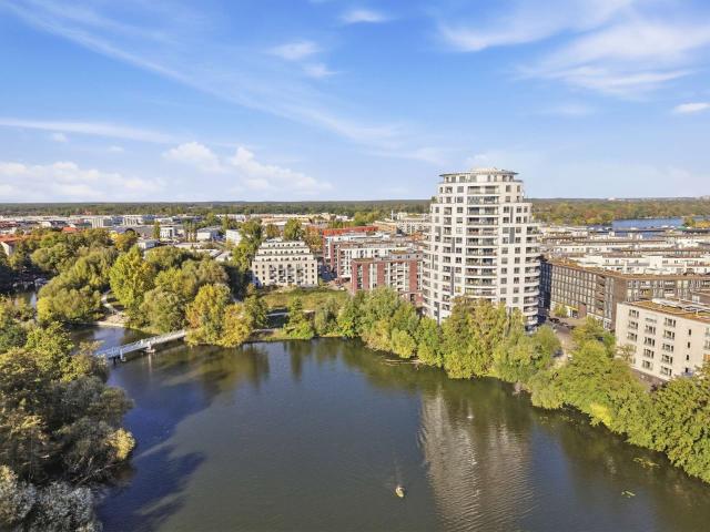Wohnen mit Anspruch: Moderne Architektur, Wasserlage und Westbalkon
