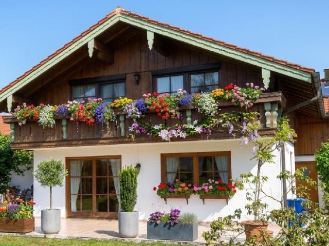 Wohnen mit bayerischem Flair Attraktive Doppelhaushälfte in Bruckmühl zu vermieten
