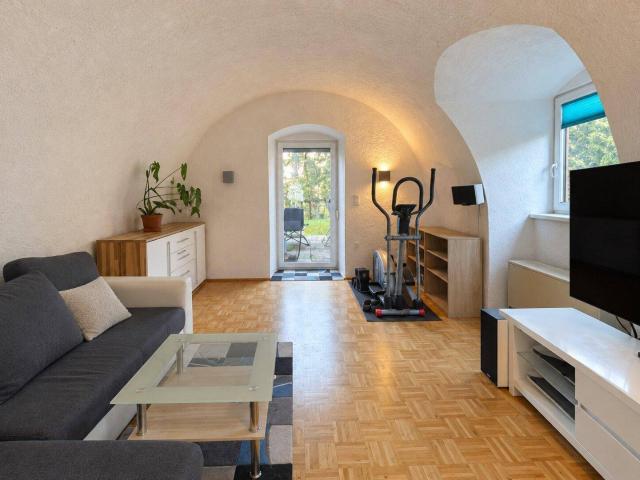 Wohnen mit besonderem Charme – Gewölbe Wohnzimmer und Terrasse nahe dem Mondsee