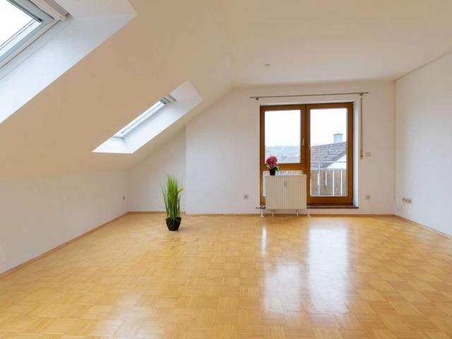 Wohnen mit besonderem Flair: 3½ Zimmer Dachgeschoss Wohnung mit Balkon und Weitblick
