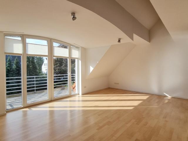 Wohnen mit besonderem Flair – Renovierte Dachgeschosswohnung mit Galerie und Tiefgaragenstellplatz!