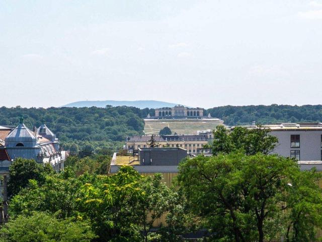 Luxusapartment mit Blick auf die Gloriette – 252 m² Dachgeschoß mit Balkon und Terrasse