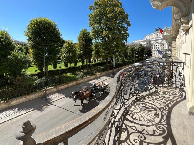 Wohnen mit Blick in den Volksgarten: Repräsentativer 5 Zimmer Altbautraum mit kleinem Balkon in prachtvoller Liegenschaft zu mieten 1010 Wien