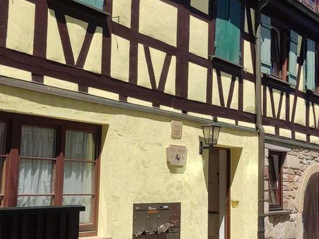 Wohnen mit Charakter: 2 Zimmer vollmöbelirte 2 Zimmer Wohnung in historischem Umfeld