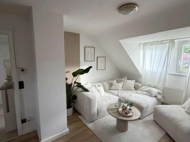 Wohnen mit Charakter: 2 Zimmer Wohnung mit Einbauküche ohne Möbel