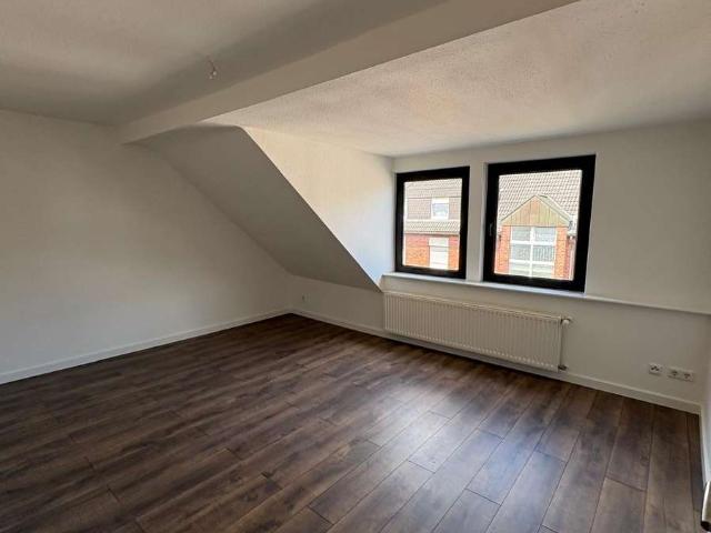 Wohnen mit Charakter: 2,5 Zimmer Dachgeschosswohnung in Mönchengladbach