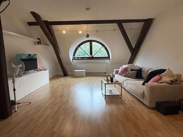 Wohnen mit Charakter: 3 Zimmer Dachgeschosswohnung am Königswall