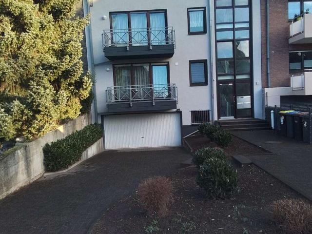 Wohnen mit Charakter: 3,5 Zimmer Wohnung in Köln Worringen
