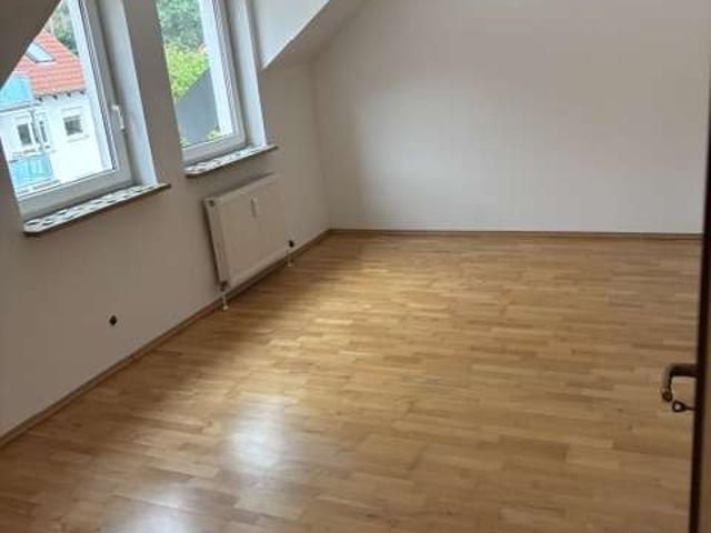 Wohnen mit Charakter: Zwei Zimmer Dachgeschosswohnung in Rednitzhembach